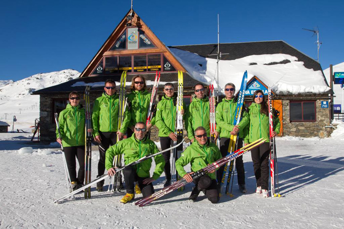 Les nouveaux enseignants uniforme de ski de fond en Beret